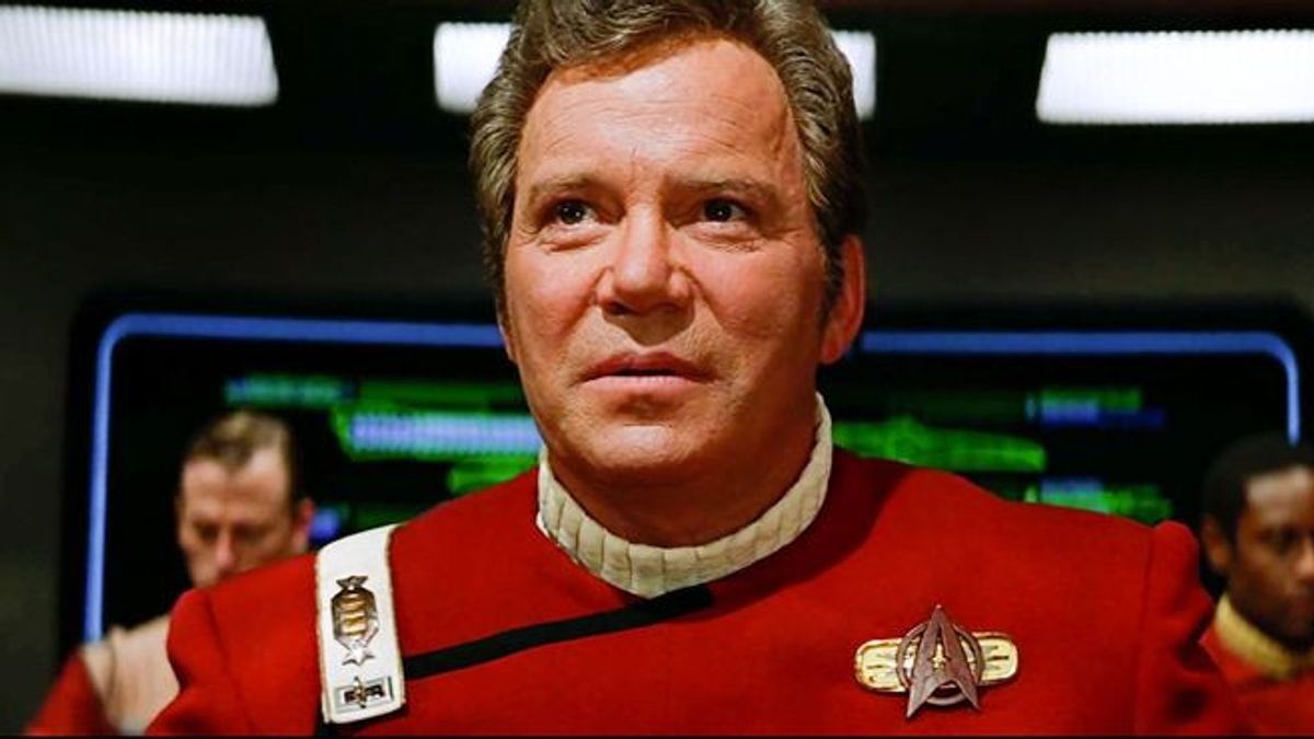 L'attore William Shatner, meglio conosciuto per la sua rappresentazione del  capitano James T. Kirk della USS Enterprise nella serie televisiva e nei  film di Star Trek, Contiene una porzione di torta di